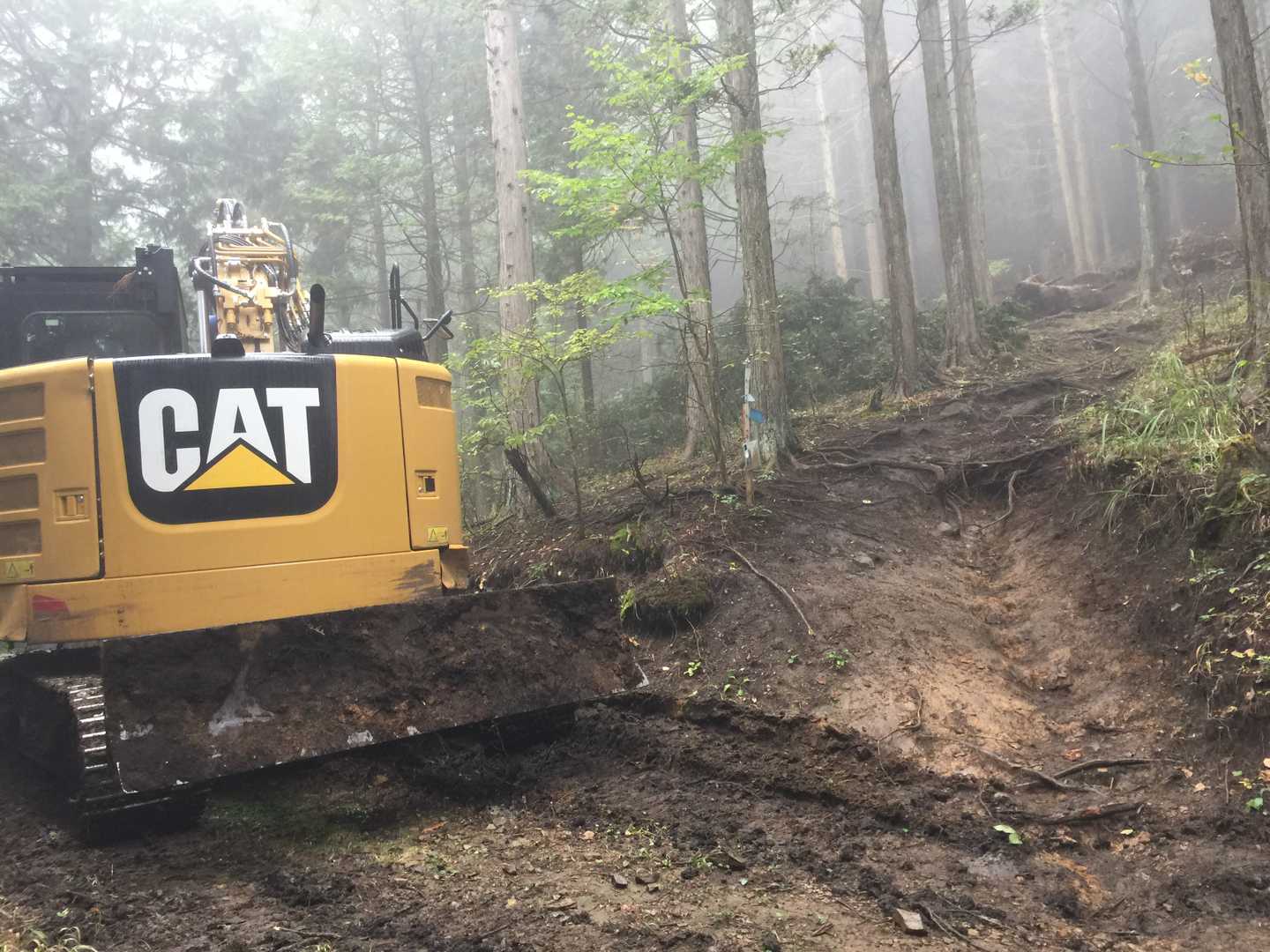 ここから右へ。山道にin。