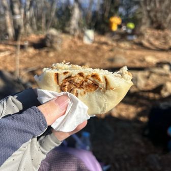 焼き肉まんとホットサンドもいただきました(୨୧ᵕ̤ᴗᵕ̤)。✧寒い山頂で温かいもの食べれるの嬉しい。