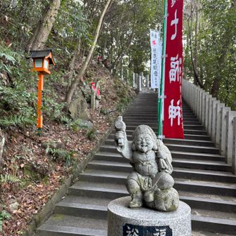 また階段かぁーと思ったら、階段の各所に七福神様が！
めちゃ笑顔で可愛い！
裕福そう！