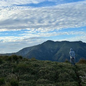明日はあっちの三嶺まで歩いて下山予定。