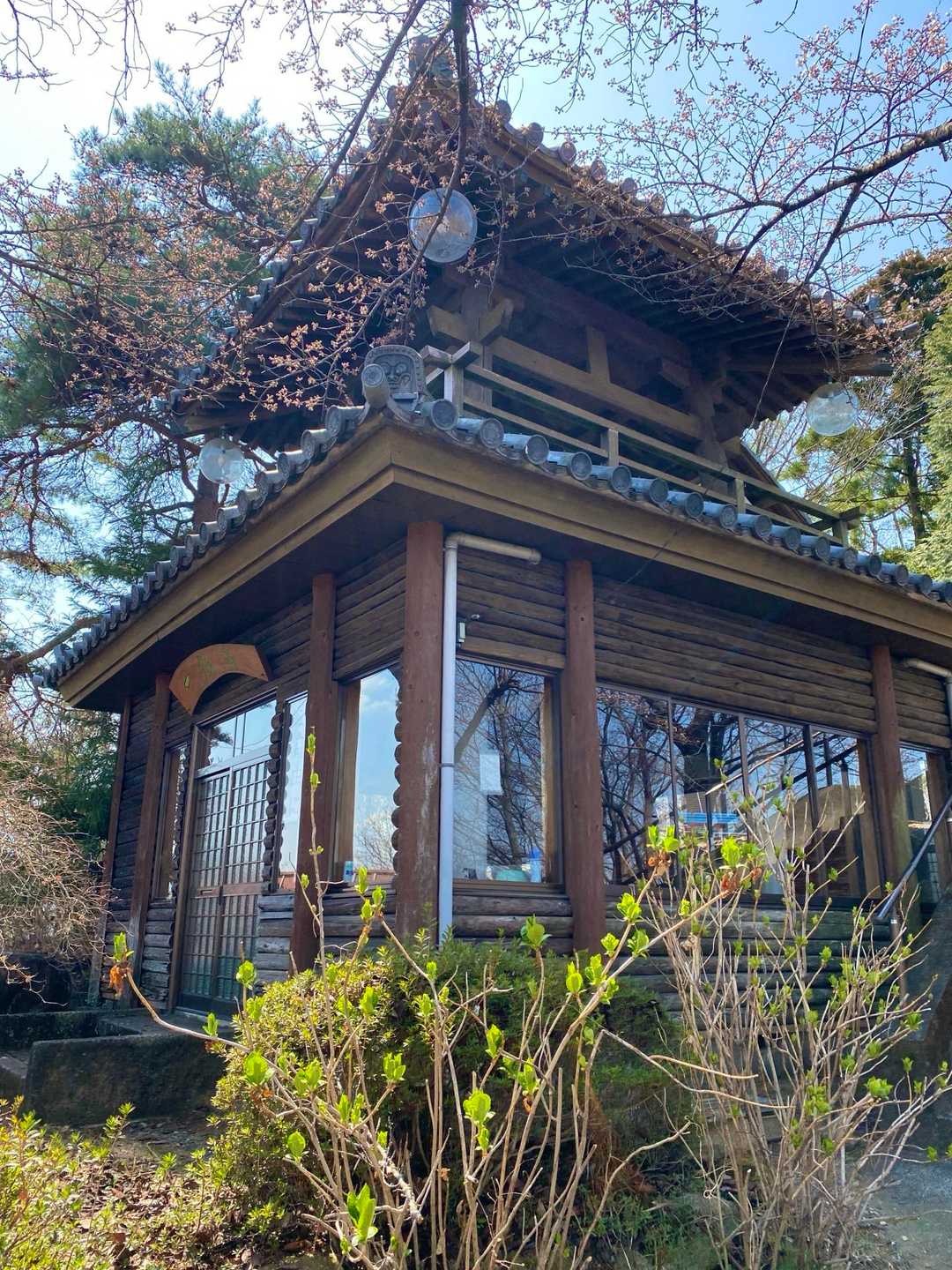 一郷亭　山頂付近にある鐘楼です。一階は休憩所、二階は鐘撞き堂になっています。