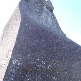 天柱石を見上げる