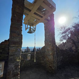 鎮魂の鐘に到着〜
写真ででしか見たことなかった