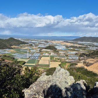 おー！いいね✨
でもニット帽が飛ばされるほどの強風のため、ササッと写真を撮って退散🌀

山頂に戻ってまったりランチして無事下山しました🍀