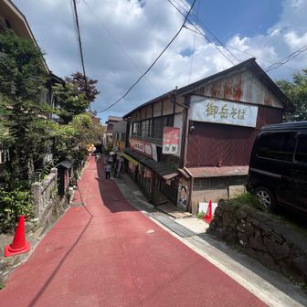 暑くて　人はまばら