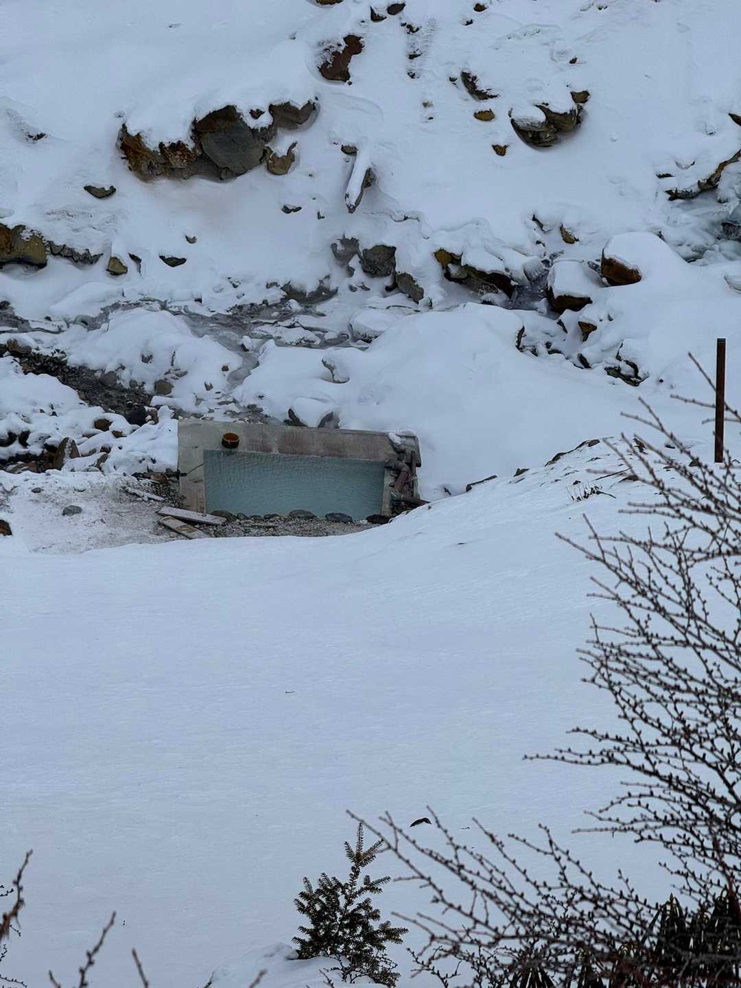 下の方に野天風呂見えた！
下山時に入ってから小屋へ戻る👍