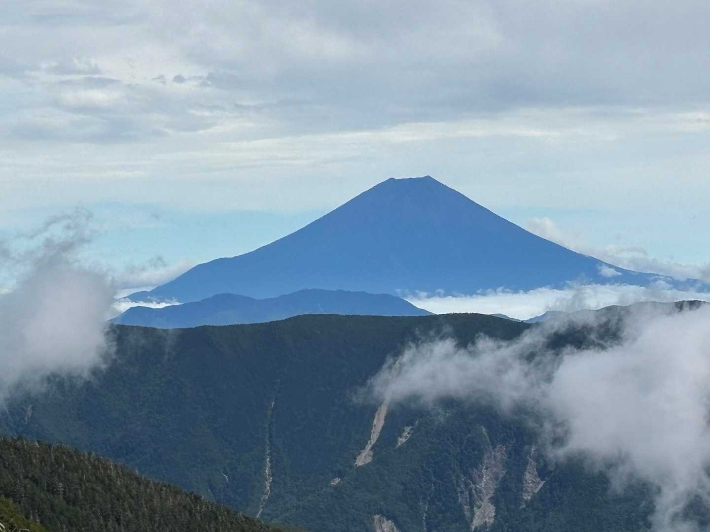 猫ミミ富士山ズーム😻😻😻
