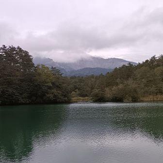 場所移って、毘沙門沼。奥は明後日登る磐梯山。雲かぶってます。