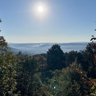 振り返って眺望。あっちは御嵩の方かなー😀