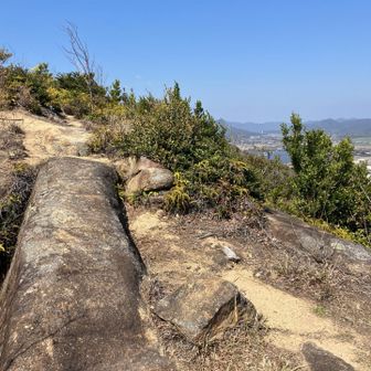 岩の橋を渡って山頂へ💪