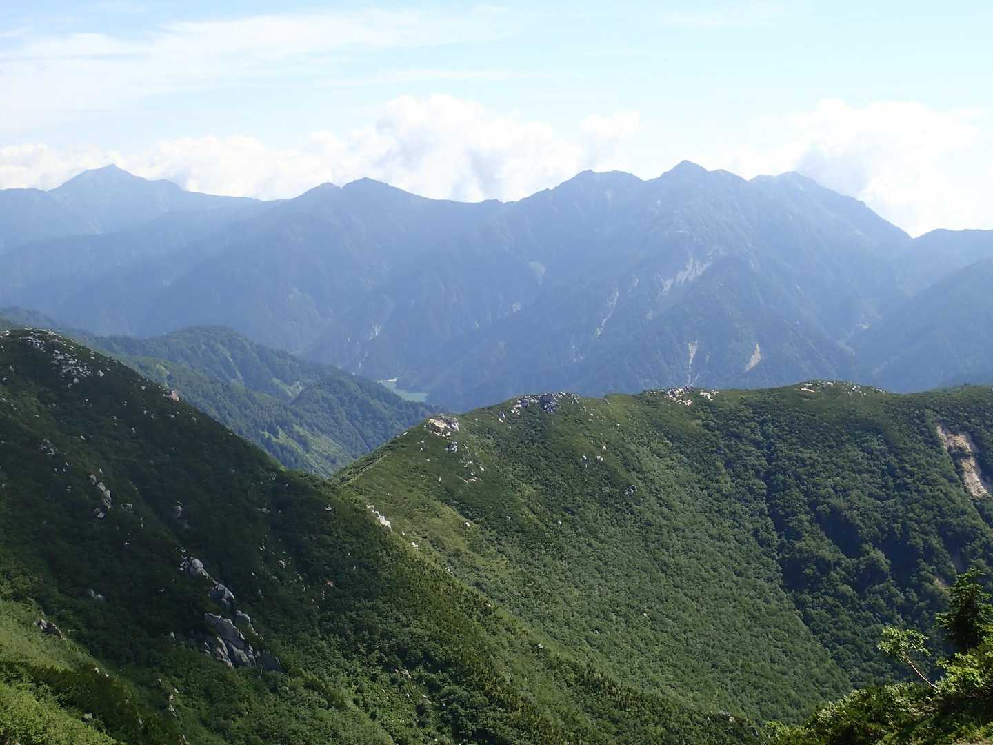 昨年歩いた針ノ木〜五竜のゴタテの山々が黒部湖の向こうに聳えている　昨年は向こうからこっちの山を眺めていたんだ😎