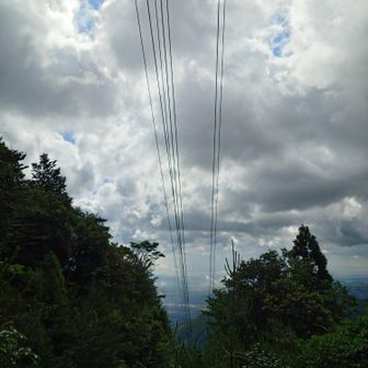 ロープウェイで下りる予定だったので、ロープウェイが動くかも心配でした。
（動いてました）