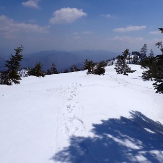 山頂プレートはぐるぐる🌀探したけどわからなかった。