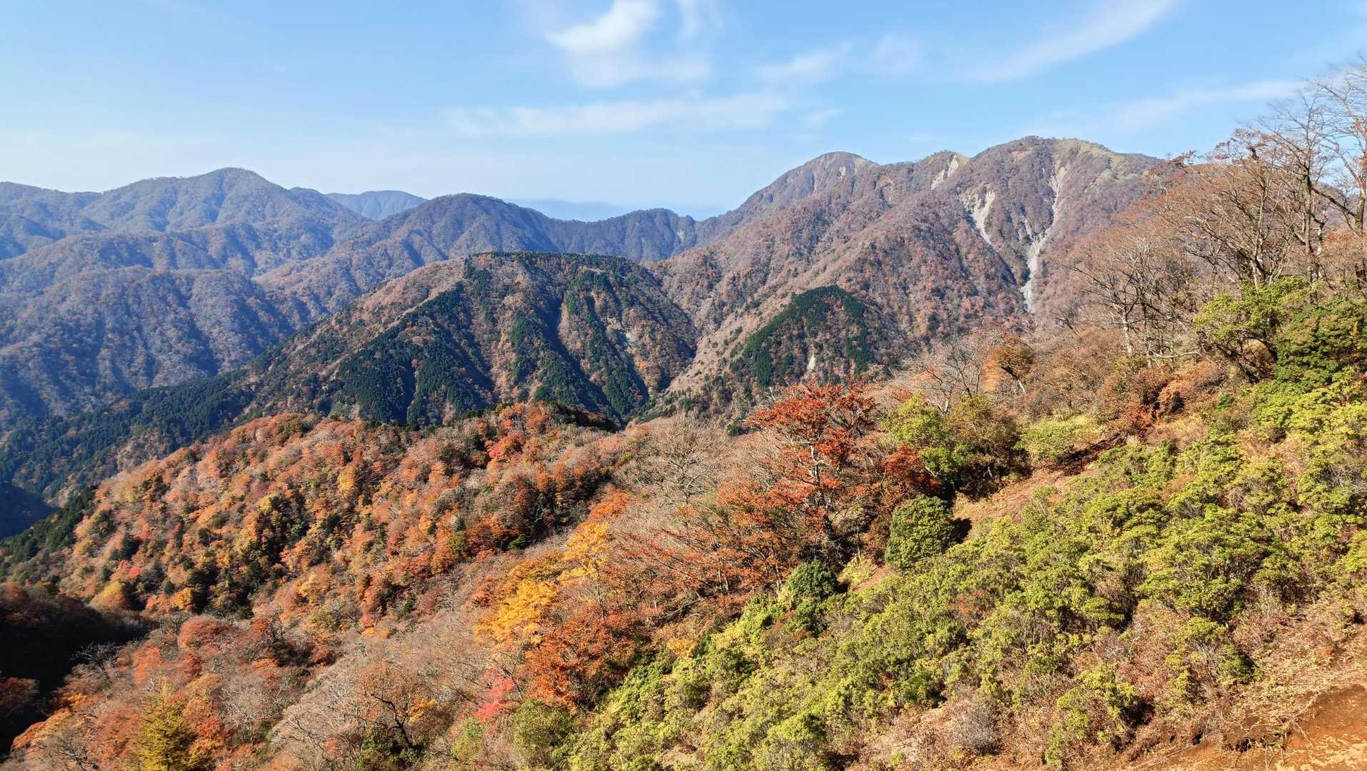 蛭ヶ岳が見えてきた。丹沢山系の山並み。紅葉でカラフル。