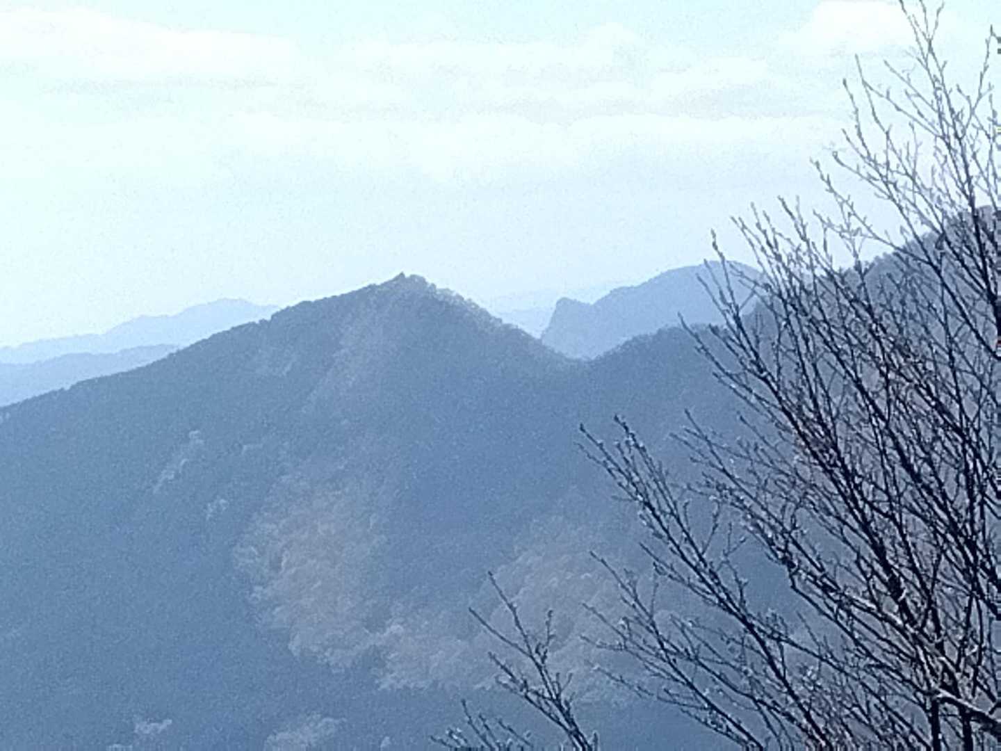 あのへんな形は、倶留尊山のあたりの山だ
