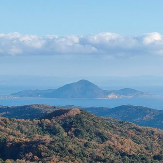 長い木段を10分ほど歩き、分岐を左へ曲がると視界が開けてきて周防灘が一望出来ます。中央に見えるのは姫島です👀