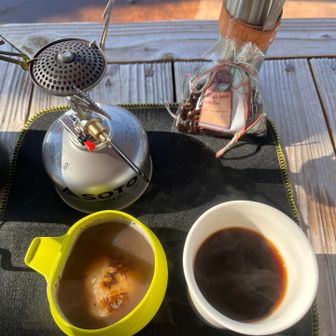 ぜんざいと深煎りコーヒー
2日前に仕込んだぜんざいと年末についた餅です
見晴らし良いところで食べる事ができて大満足☺️