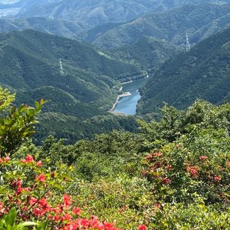 　小倉南区‥鱒渕ダムを背景に