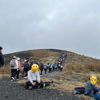 下双子山と上双子山の鞍部で、
中学生の団体さんと遭遇。
みんな若い!! 当たり前かー。
元気に挨拶をしてくれて
楽しい一時。⸜( ˶'ᵕ'˶)⸝
登山口の駐車場バスの理由はこれだな。
おそらく別の登山口から上り、
ここに下山する工程で、
バスに迂回してもらっているんでしょう。