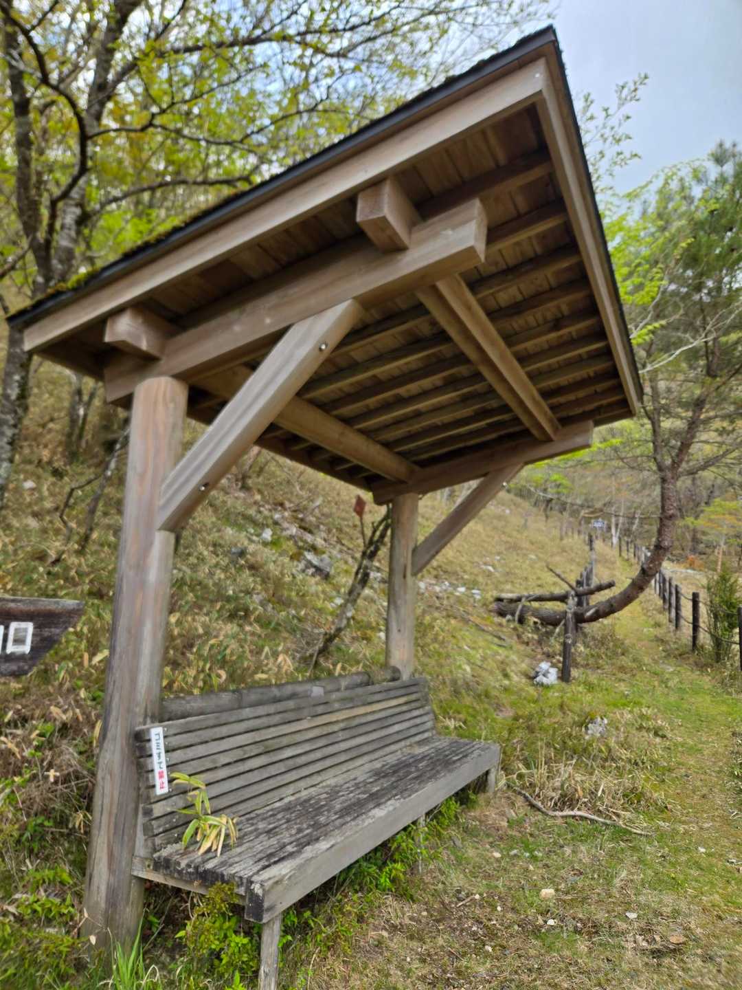 登山口にはベンチもありました。