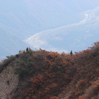 ここまで来ると👣
赤頭山から登って来る人が見えて🏃‍➡️