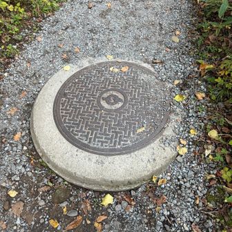 砲台跡ってこれかな？
yamapの位置と一致するよね？
いちおう、写真撮っとくか。。
(ただの、マンホールでした🤣🤣🤣)