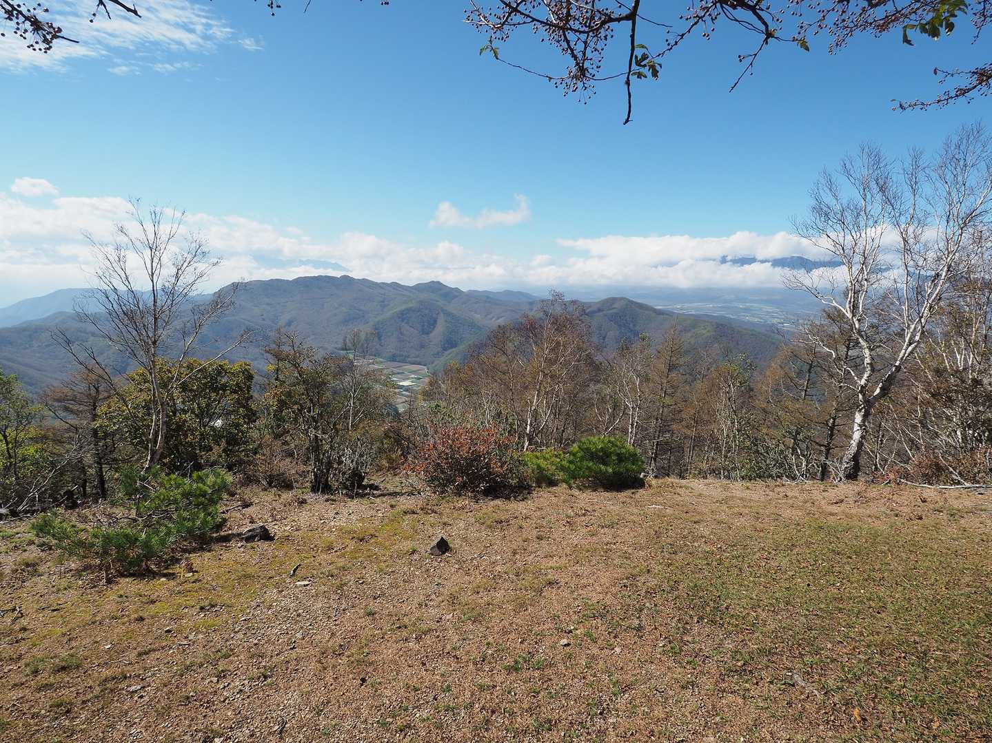 山頂からの展望。南アルプスは雲の中
