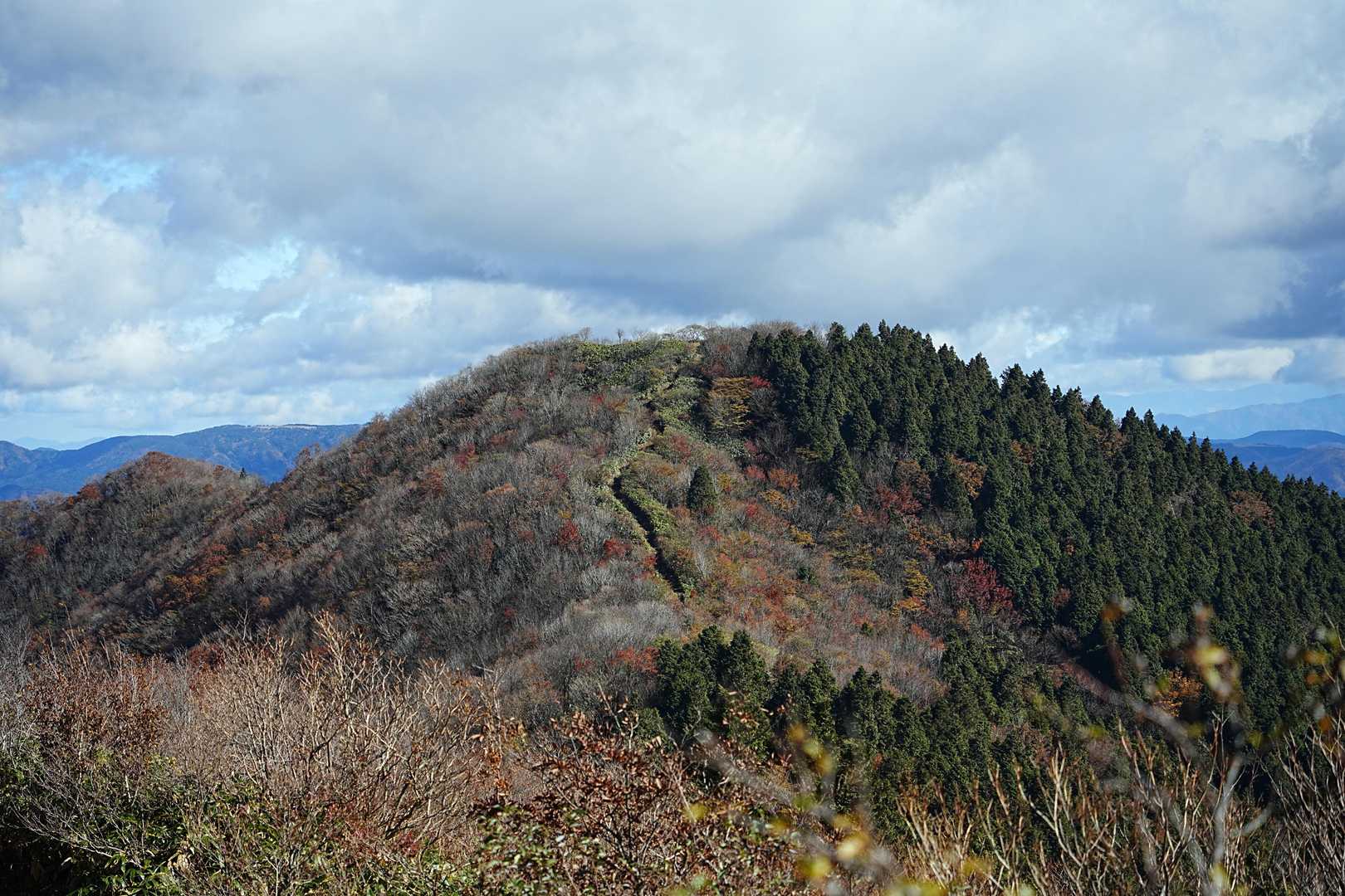 ここからでは泉山はあのピークの奥になります。