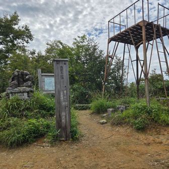 頂上に着きました
登りたくなる見晴らし台😊
空のウロコが凄い☁️