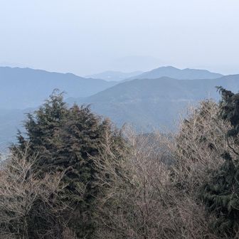 西に 遠く 羽金山・二丈山系