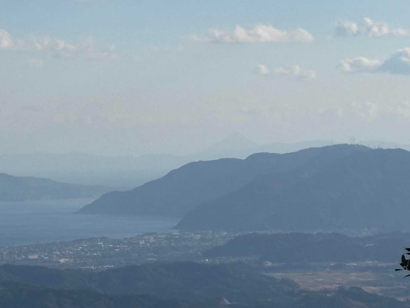 奥〜に見える三角錐は、開聞岳のようです。
見れてラッキーですね。