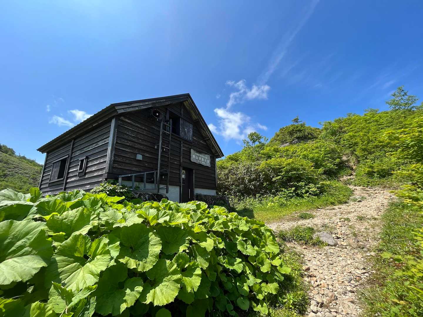 焼山避難小屋に到着。