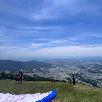 桶ヶ辻でパラグライダーの離陸を見学させて頂く。