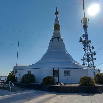 眉山山頂、
パゴダの塔の手前に三角点