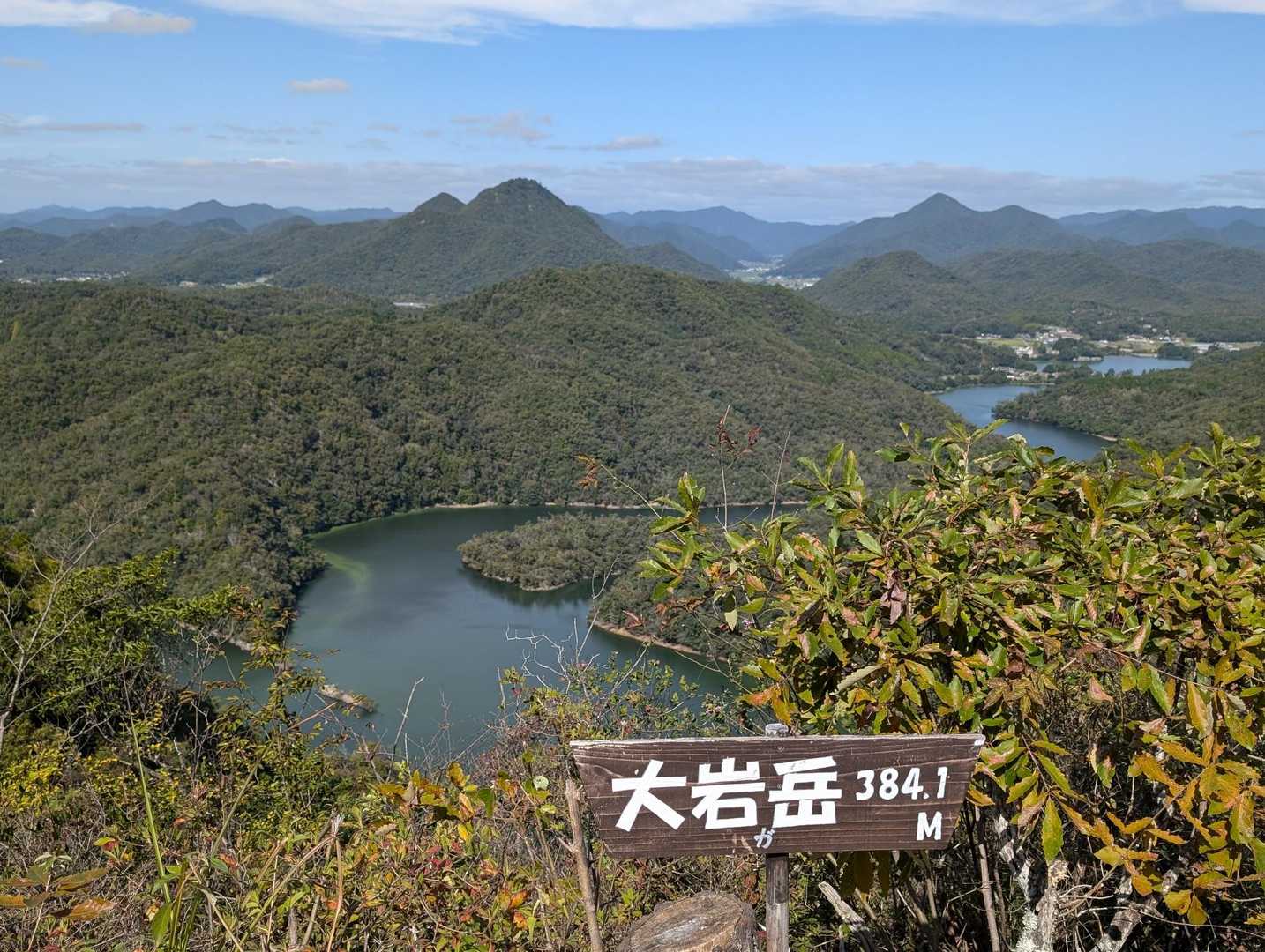 大岩岳頂上。低い標高ながら、３６０°パノラマが楽しめます😍