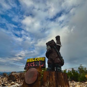 熊の彫像　少しだけ青空