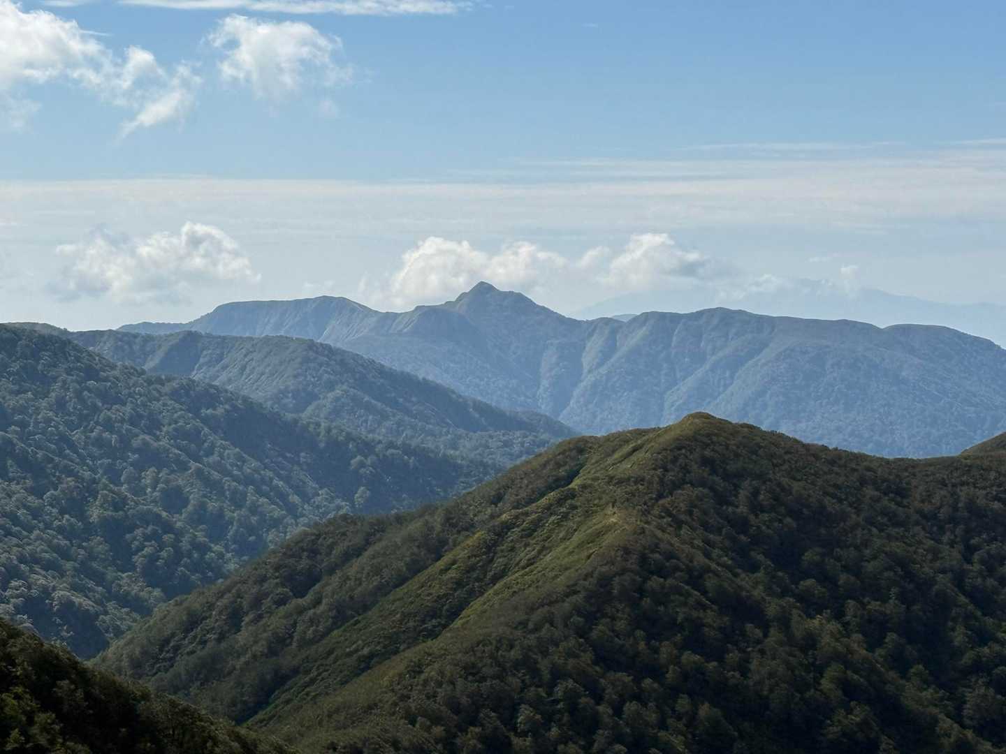 とんがってるのが火打岳
