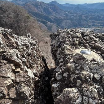 生瀬富士山頂の割れた石🪨だべ〜〜〜