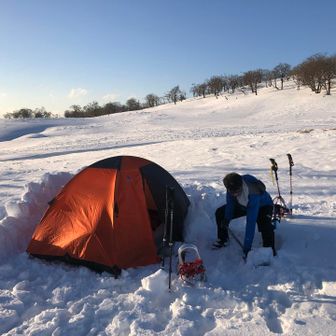ここでビバークです　ブロックを積んで風除け