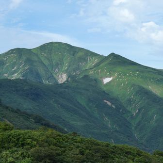 ぽつんと避難小屋屋が見える