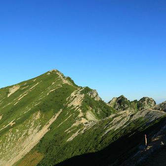 荷物をデポして、山頂までサクサク登っていきます。