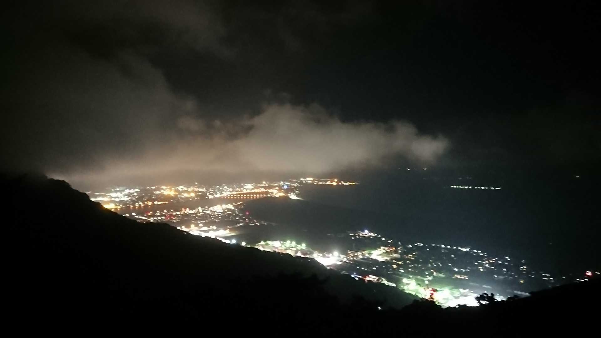 登り始めに 通り雨