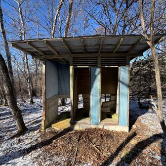 なんと、昔は小楢山の山頂にトイレがあった模様😳