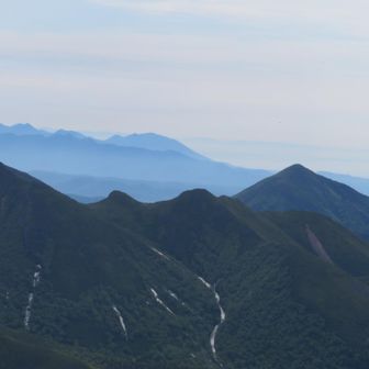 右→下ホロカメットク山。奥トムラウシ山。