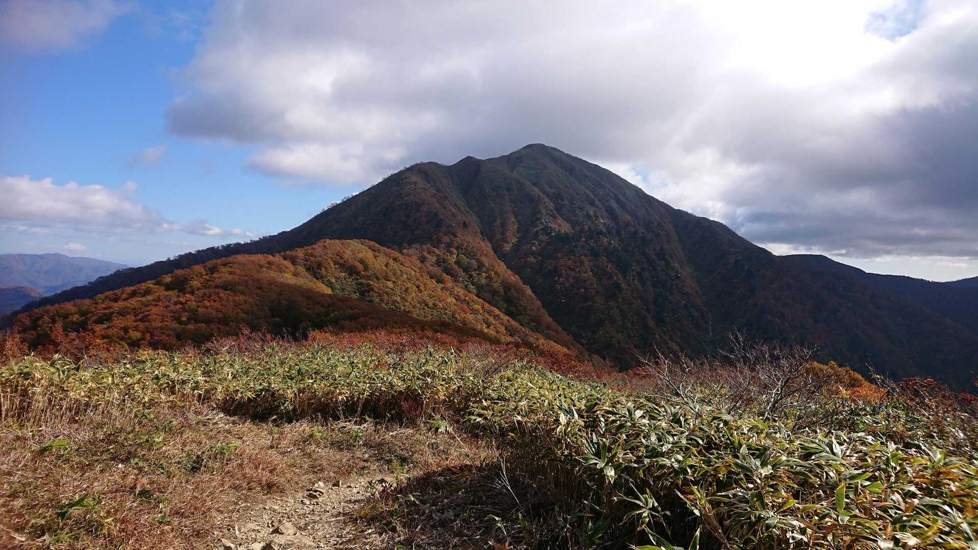 再び小荒島岳へ。
わ〜い、荒島岳見えた～🙌