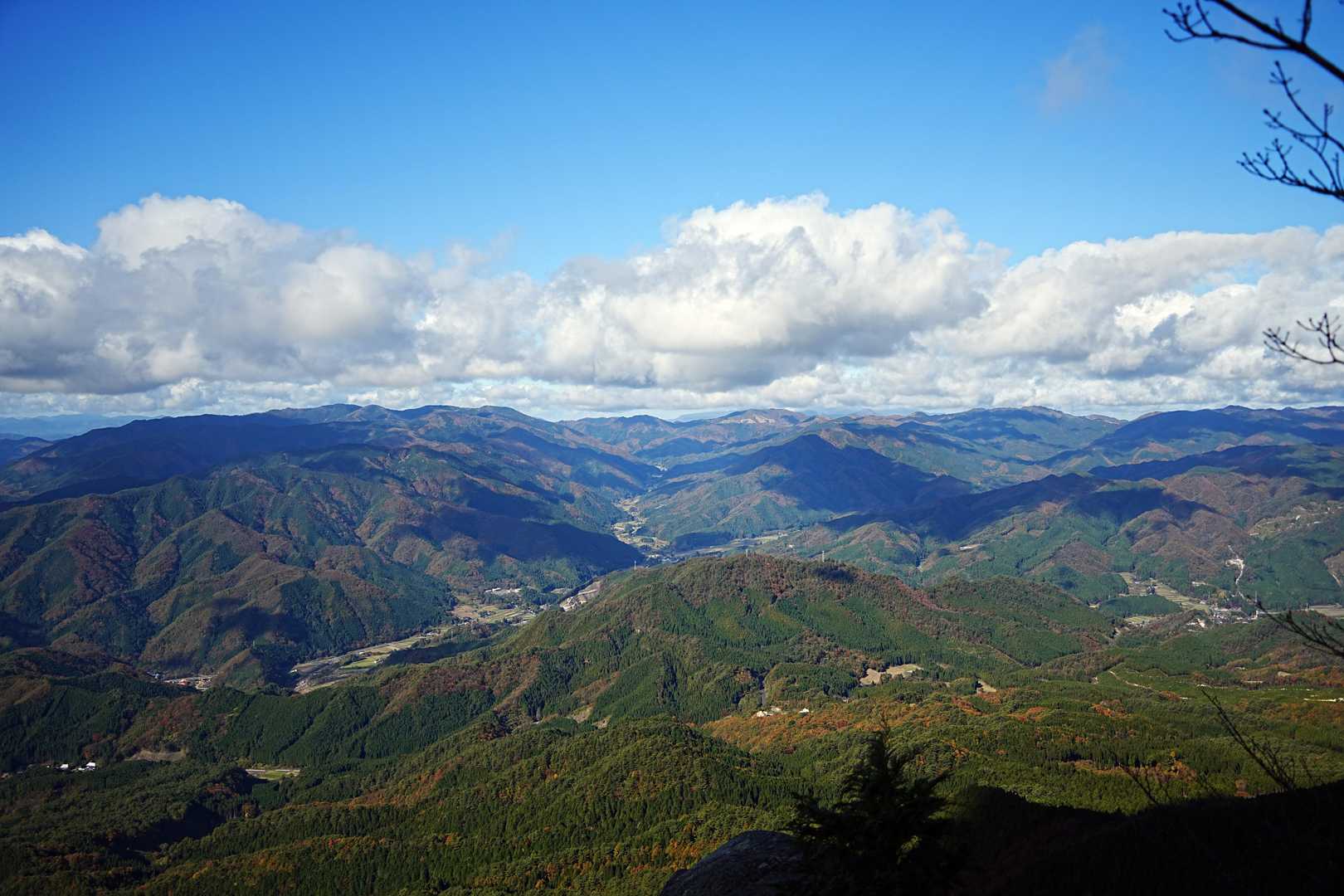 のぞき岩からの展望。
残念ながら大山は雲の中です。
のぞき岩に立ってポーズ決める変態さんも居てます。