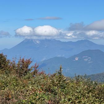 大山は雲の中できっと暴風でしょう