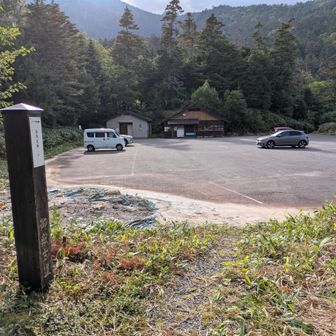 突破した。6合目の「中の湯」駐車場に飛び出した。私は古道の方が時短になったが、一般ピープルと思われる方は、オンロードをくねくねすることをオススメします。