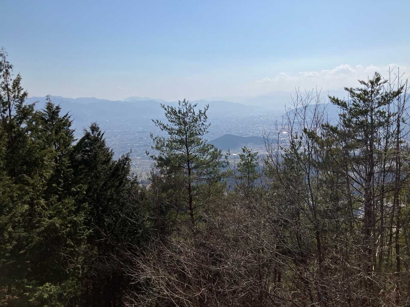 展望台からの眺望。
甲府盆地が霞んでいます。