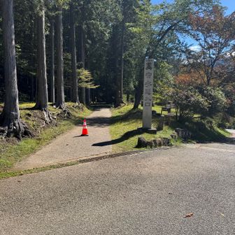 奥宮参道入口
500メートル程先にある鳥居までは舗装路を歩きます